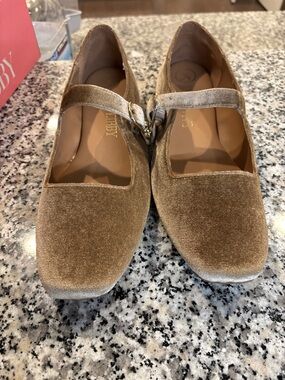 Sam and Libby flat Mary jane shoes is tan velvet